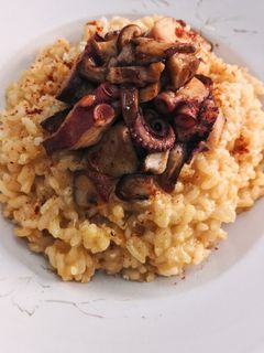 Una foto de Risotto de Pulpo, Shiitake y Pimentón de La Vera