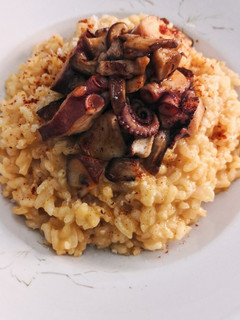 Una foto de Risotto de Pulpo, Shiitake y Pimentón de La Vera