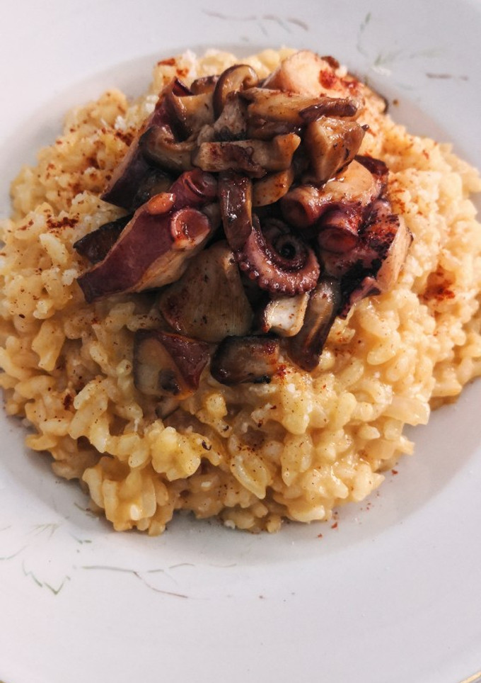Una foto de Risotto de Pulpo, Shiitake y Pimentón de La Vera