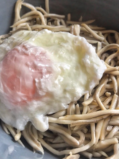 Una foto de Gulas con huevo poché y crema de soja