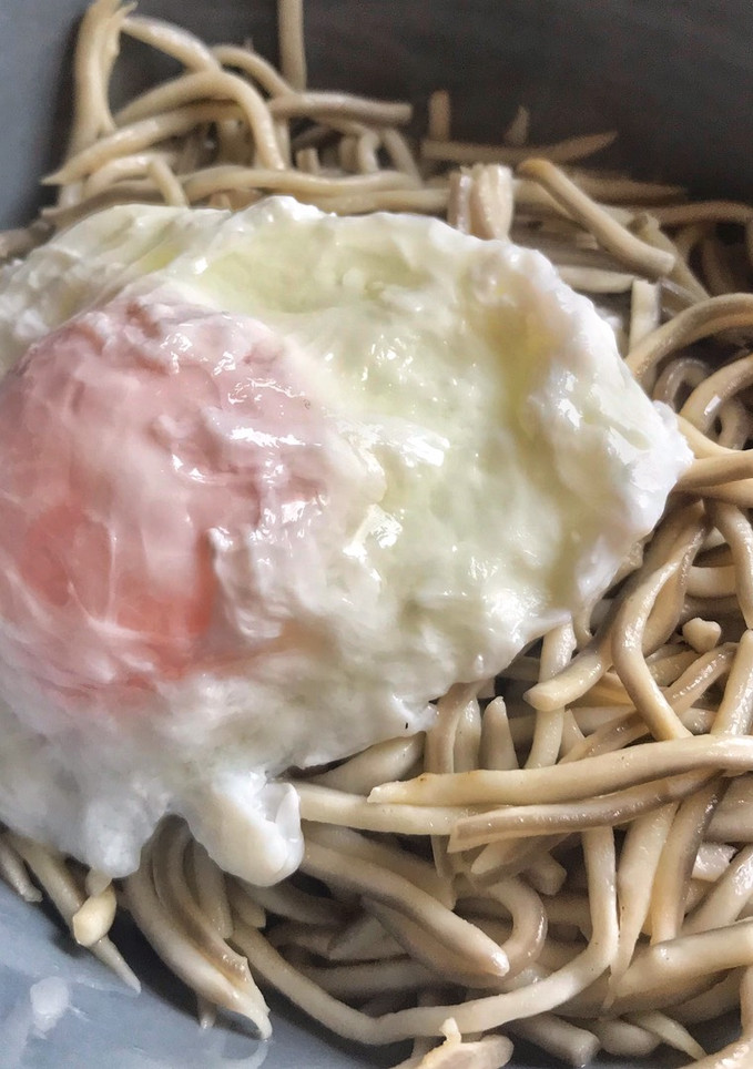 Una foto de Gulas con huevo poché y crema de soja