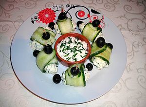 Una foto de Rulos de pepinos rellenos con queso mascarpone