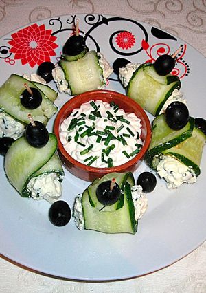 Foto principal de Rulos de pepinos rellenos con queso mascarpone