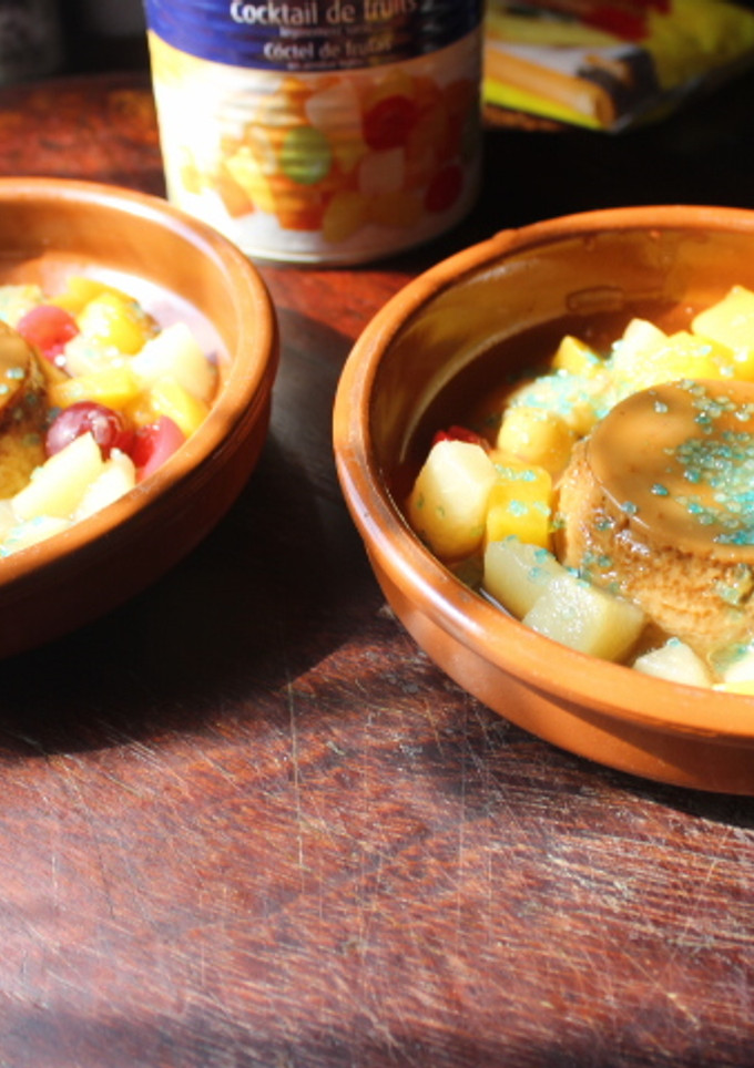 Una foto de Flan de huevo con coctel de frutas