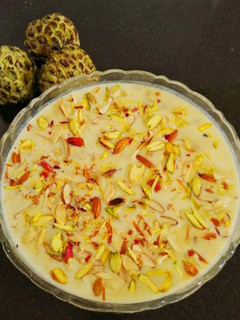 રબડી સીતાફળ બાસુંદી (Rabdi Sitafal Basundi Recipe In Gujarati) રેસીપી મુખ્ય ફોટો