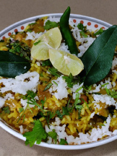 चमचमीत फोडणीचा भात (Fodnicha Bhat Recipe In Marathi) रेसिपी चे मुख्य फोटो