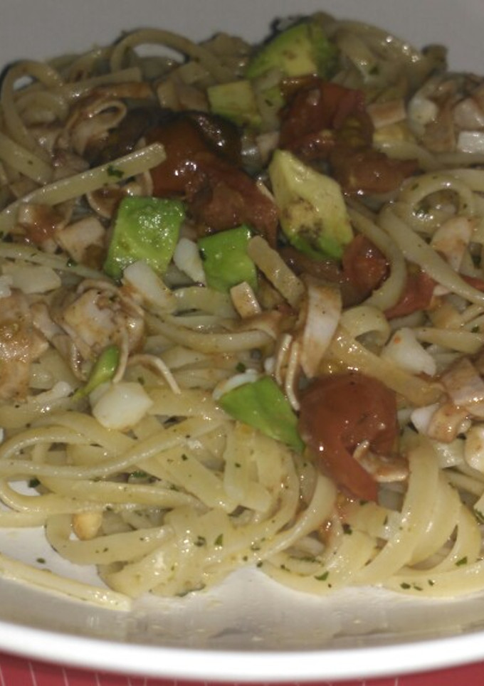 Una foto de Tallarines con mojo verde