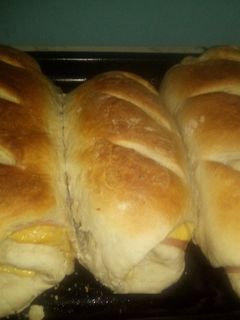 Una foto de Pan casero con jamón y queso
