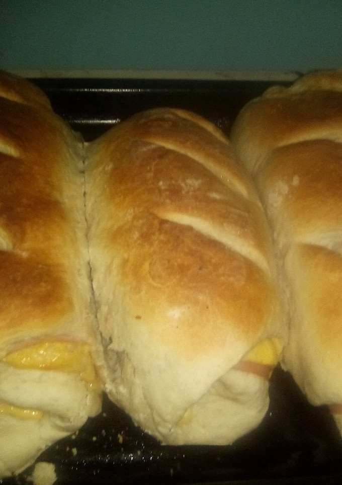 Una foto de Pan casero con jamón y queso