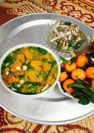 Hình của món Canh bí đỏ hạt sen khô.