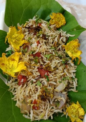 A picture of Pumpkin Flowers Fried Rice.