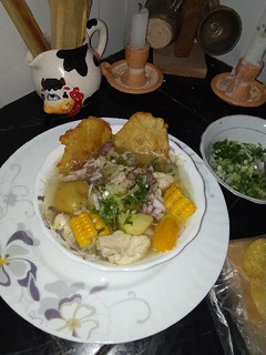 Una foto de Caldo de pollo 🐔 (bien cargado) 😋