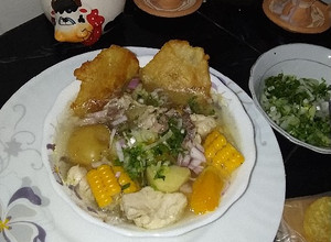 Una foto de Caldo de pollo 🐔 (bien cargado) 😋