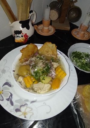 Una foto de Caldo de pollo 🐔 (bien cargado) 😋