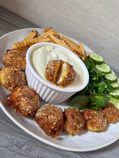 Csirkés sajtropogós, sült krumplival, tartármártással, salátával recept fotója