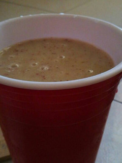Una foto de Smoothie de 🍌🍇 y pera
