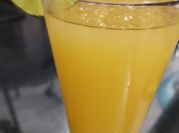 Una foto de cócteles con lima sin alcohol