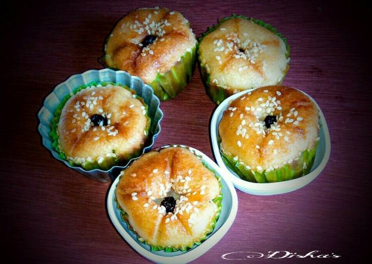 White sesame cup cakes with dried black currants