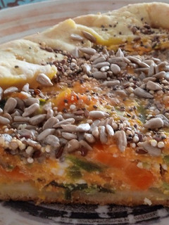 Una foto de Tarta de zapallo, ricota, vegetales y semillas