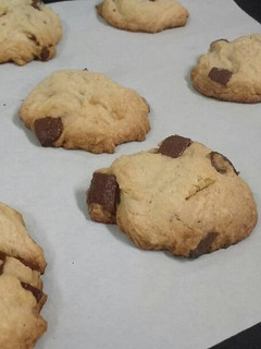 Una foto de COOKIES -Galletas con chips/chispas de chocolate