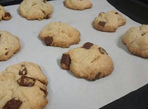 Una foto de COOKIES -Galletas con chips/chispas de chocolate