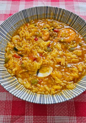 Una foto de Arroz con marisco olla gm una persona