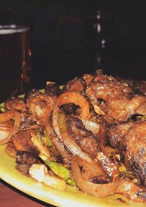 A picture of Onion pork dry fry.