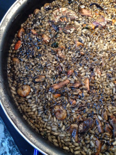Una foto de Arroz negro 🦐🦑 con allioli