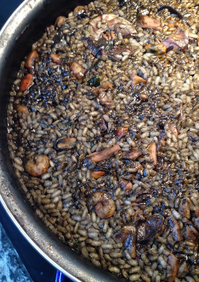 Una foto de Arroz negro 🦐🦑 con allioli
