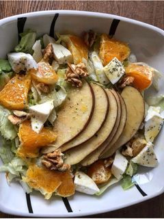 Una foto de Ensalada de naranja, manzana y queso fresco