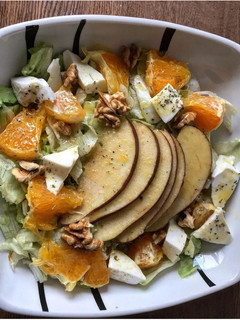 Una foto de Ensalada de naranja, manzana y queso fresco