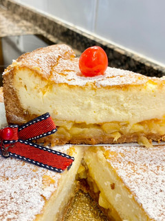Una foto de Pastel de queso con mermelada y manzanas caramelizadas “sin gluten”