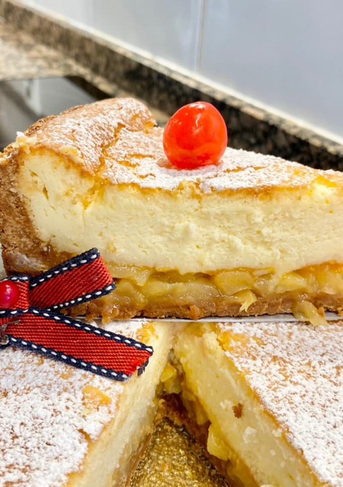 Una foto de Pastel de queso con mermelada y manzanas caramelizadas “sin gluten”
