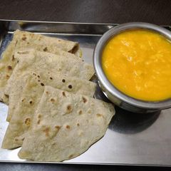 Chapti with Aamras A picture of Chapti with Aamras.