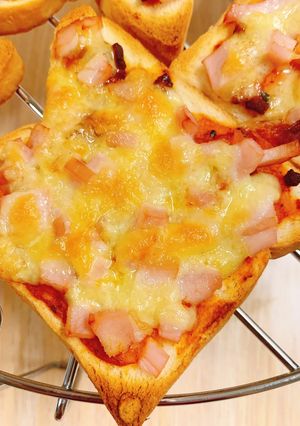 Hình của món Pizza làm từ bánh mỳ.