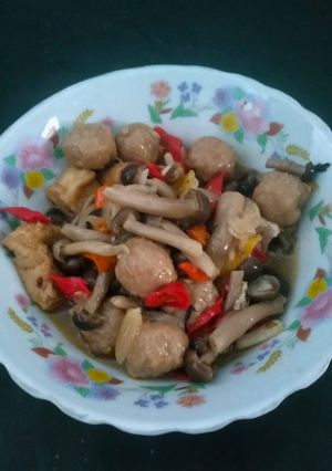 Foto resep Oseng Jamur shimeji Bakso Pedes