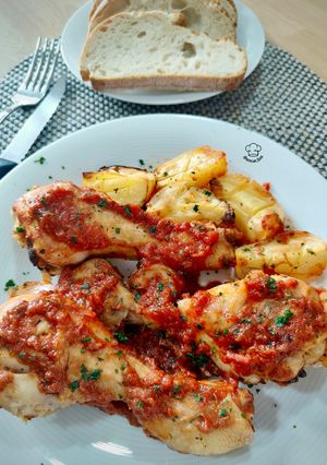 Una foto de Pollo al horno con tomate a la albahaca