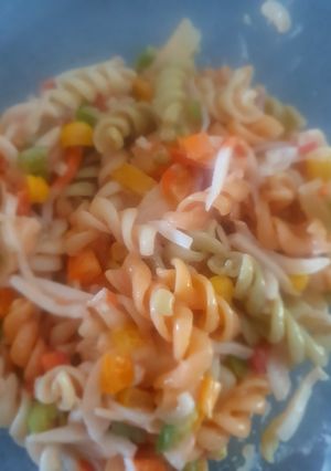 Une photo de Salade de pâtes multicolore sauce cocktail #posterestival