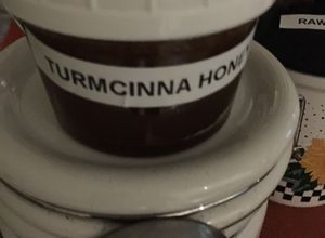 Una foto de Miel de cúrcuma y canela