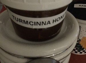Una foto de Miel de cúrcuma y canela