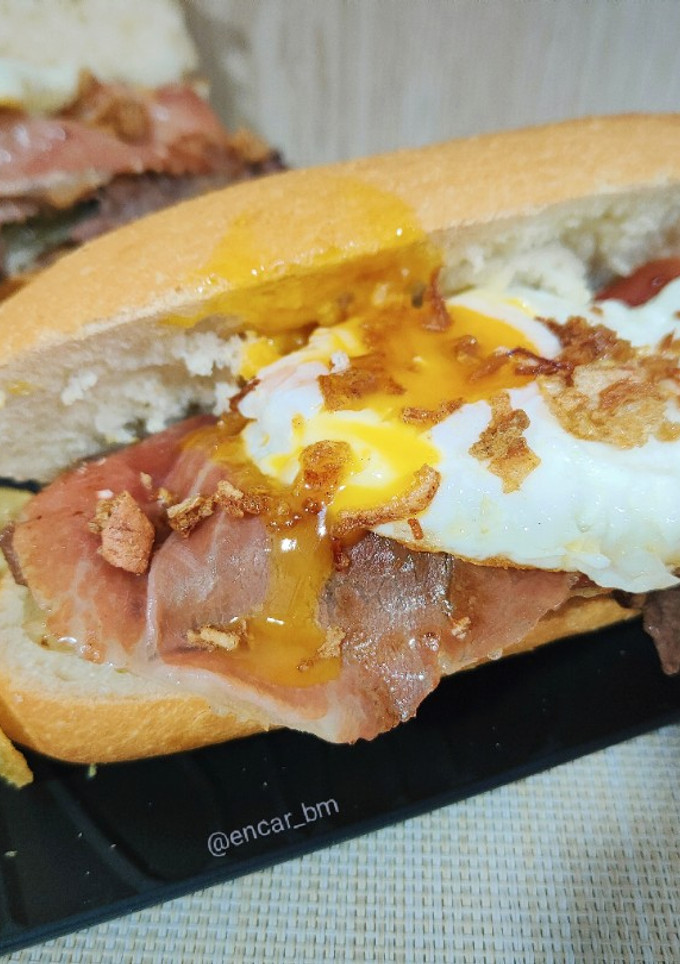 Una foto de Brascada con huevo y cebolla en dos texturas