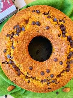 Foto di Ciambella di farro con carote, mandorle e gocce di cioccolato fondente