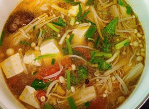 Hình của món Canh gà đậu, nấm kim châm.