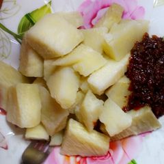 A picture of Cooked yam and sauce.