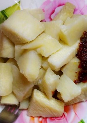 A picture of Cooked yam and sauce.