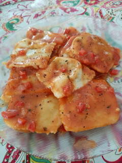 Una foto de Ravioles de Acelga y ricota con salsa de tomate