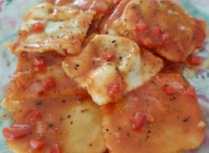 Una foto de Ravioles de Acelga y ricota con salsa de tomate
