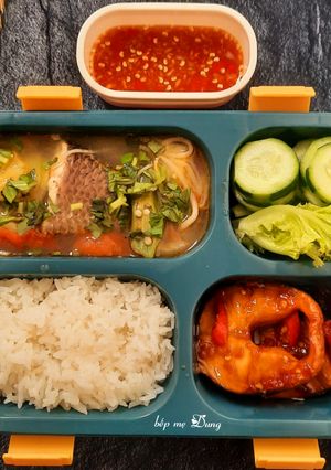 Hình của món Hộp cơm vui vẻ 3 (cá lóc kho, canh chua cá lóc và rau xà lách).