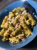 Rigatoni courgettes & parmesan avec de la crème de basilic & des noisettes