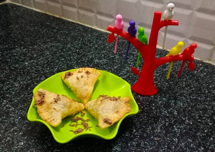 Chocolate🍫 stuffed samosa